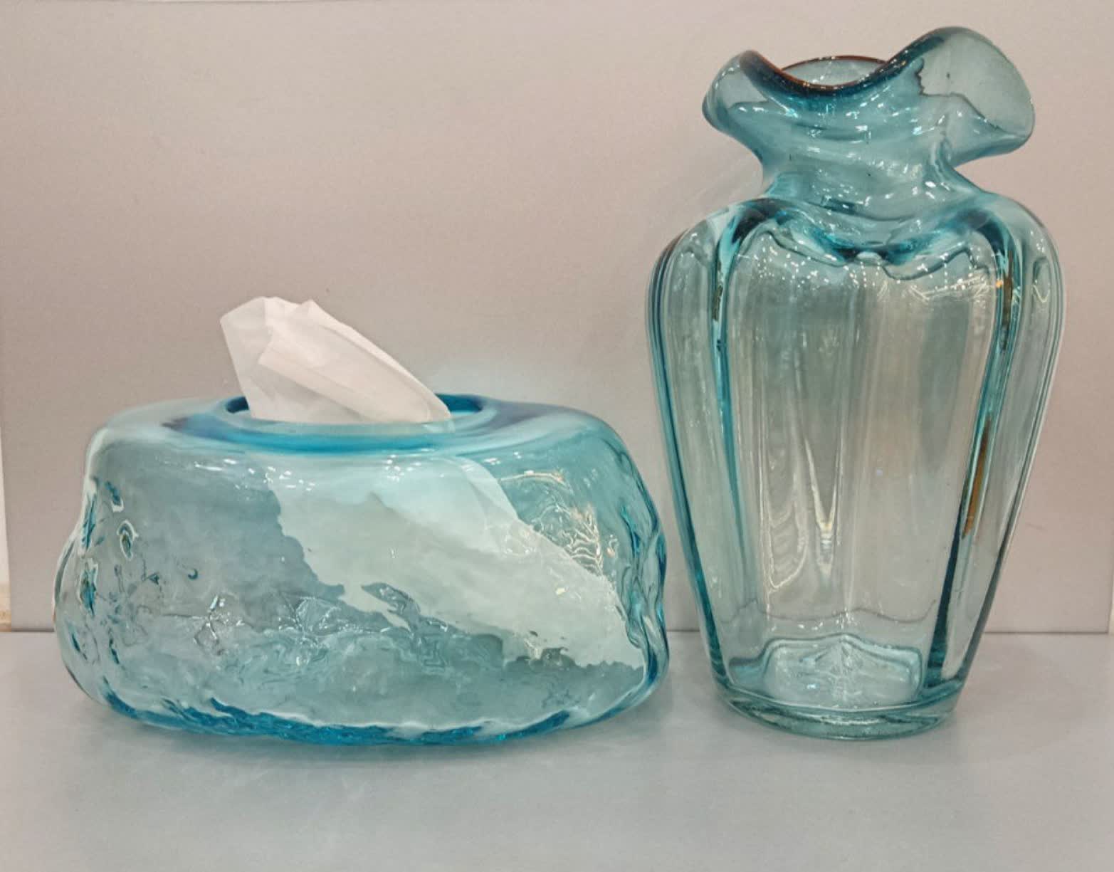 گلدان بلور طرح دالبر شیشه ای  و جا دستمال کاغذی شیشه ای  دفرمه  / رنگ آبی آسمانی
